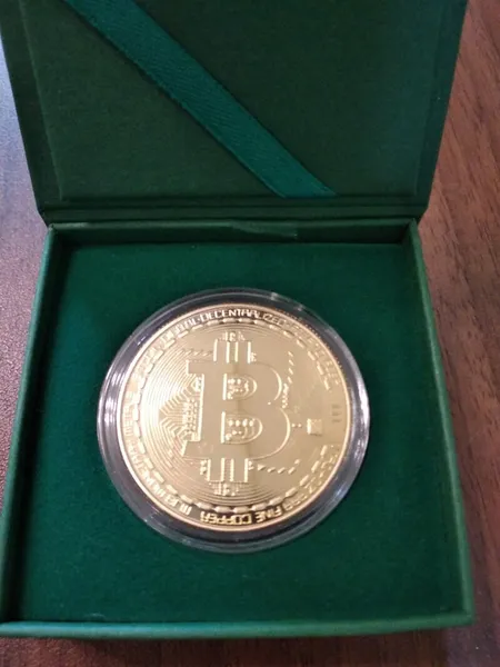 Продам сувенірну медаль БІТКОІН у футлярі 1