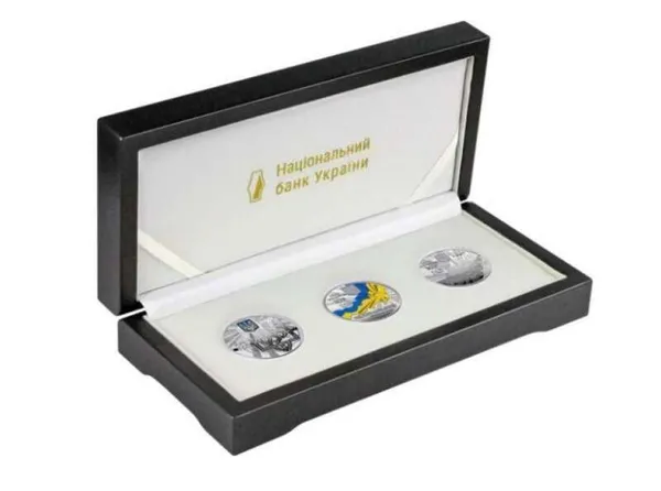 Продам набір із трьох срібних пам`ятних монет `Державні символи України`у футлярі (срібло) 1