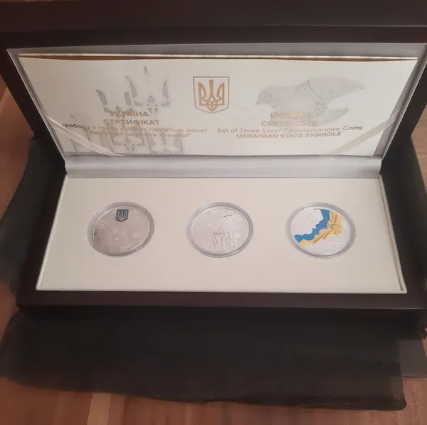 Продам пам'ятну монету Набір із трьох срібних пам`ятних монет `Державні символи України`у футлярі (срібло), 2025 р. 1