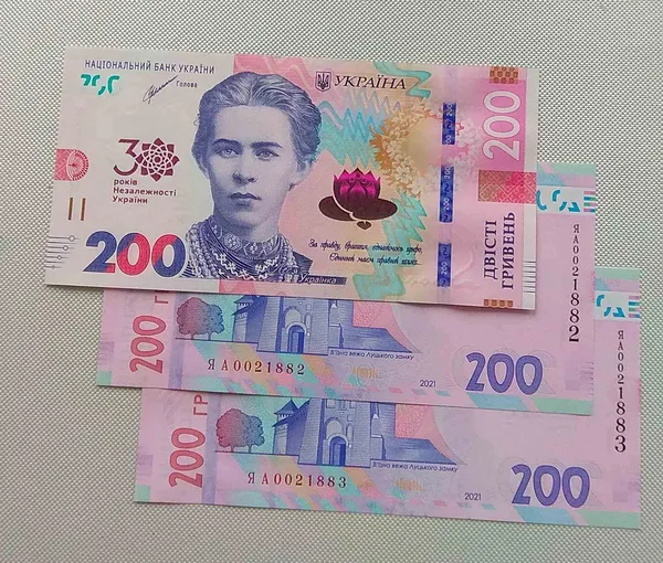 2021р. 200грн. Продам пам`ятні банкноти номіналом 200 гривень зразка 2019 року до 30-річчя незалежності України. В лоті- 2(дві) банкноти, номера підряд.  (Дивіться опис). 1