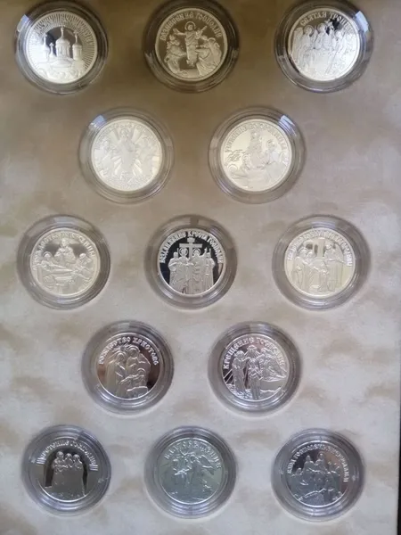 Продам медалі зі срібла"Православные праздники" (13 шт.),960проба,діаметр33мм,маса від 15,5гр.якість чеканки "пруф-лайк". 1