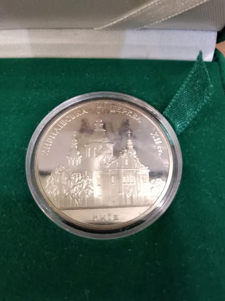Продам монету Кирилівська церква в замшевому футлярі 1
