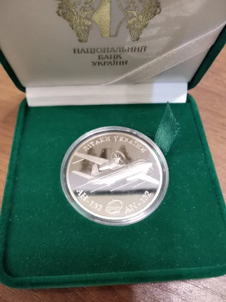 Продам монету Літак Ан-132 в замшевому футлярі 1